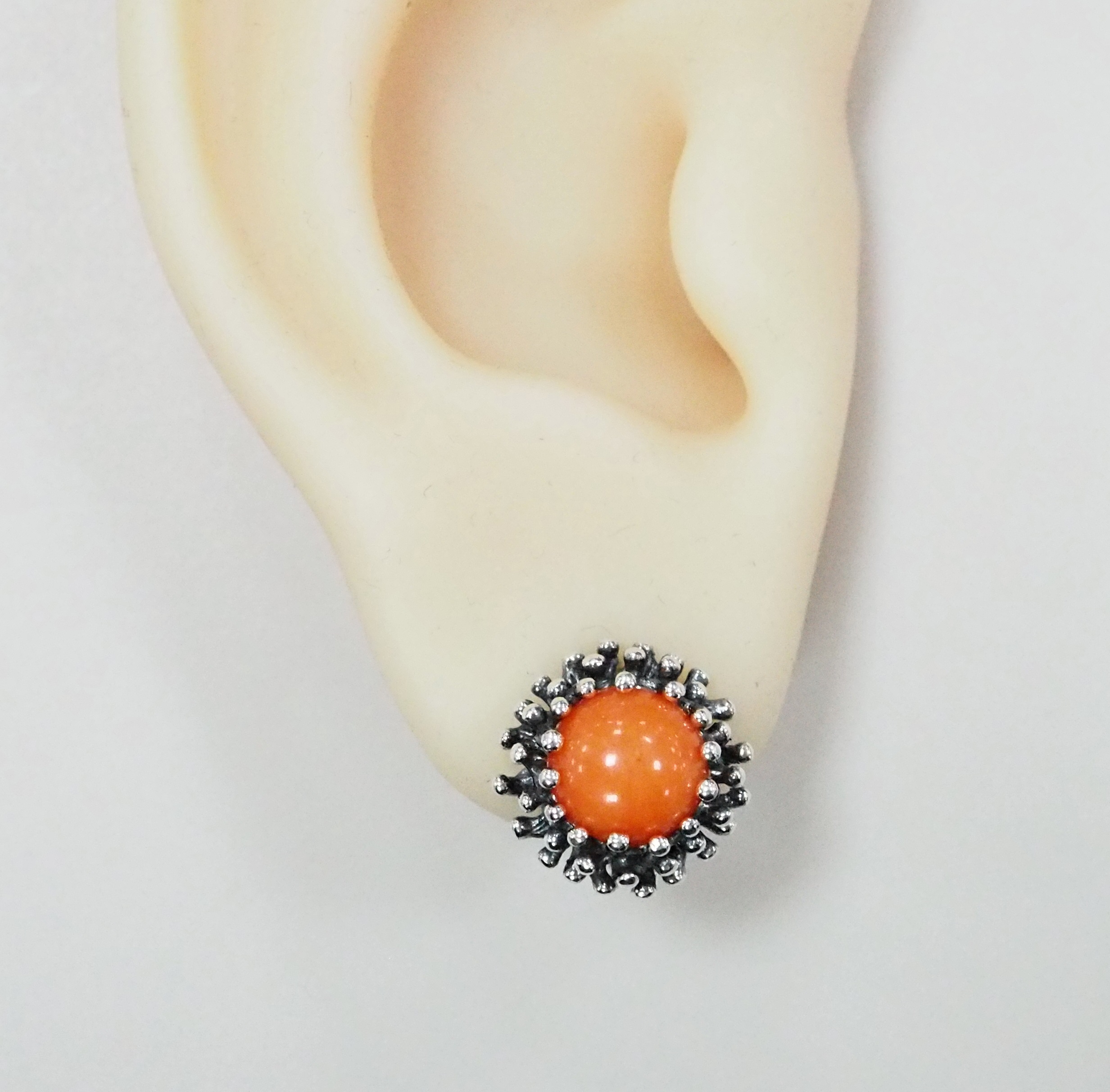 Серебряные серьги с кораллами